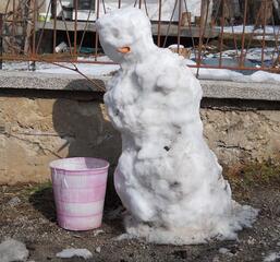 Снежен човек на улица Яровец